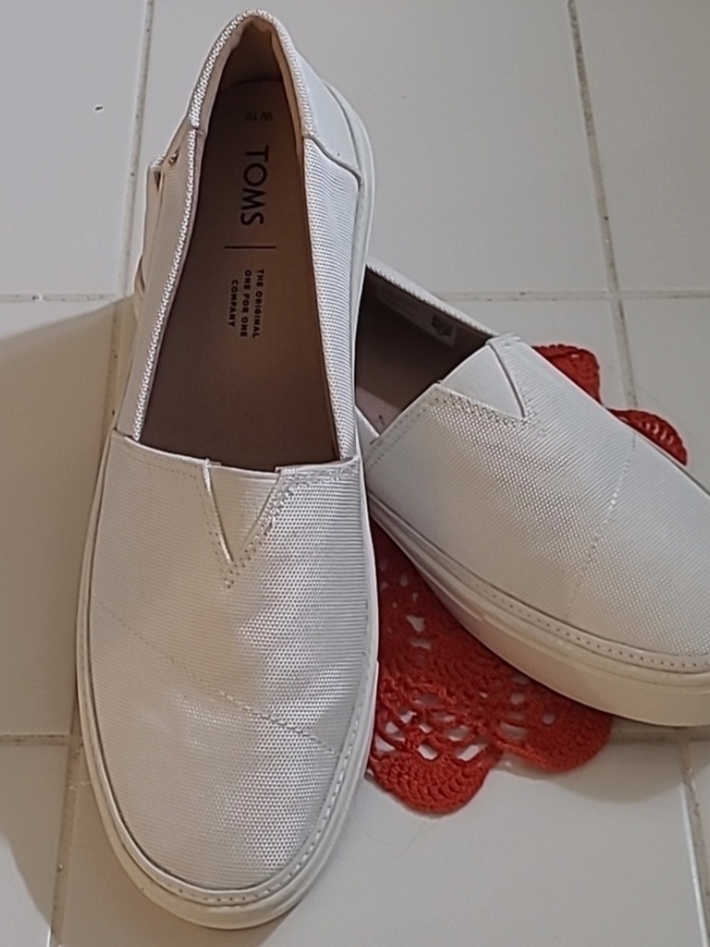 Toms Off-White Canvas Slip-On Shoes Size 10 W